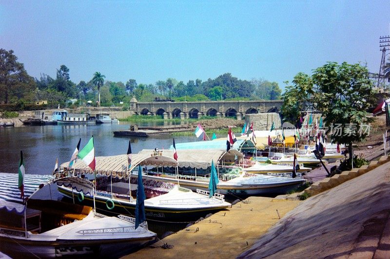 年代。尼罗河三角洲拦河桥的Arial view of the Delta Barrage Bridge, Cairo, Egypt, 1991，